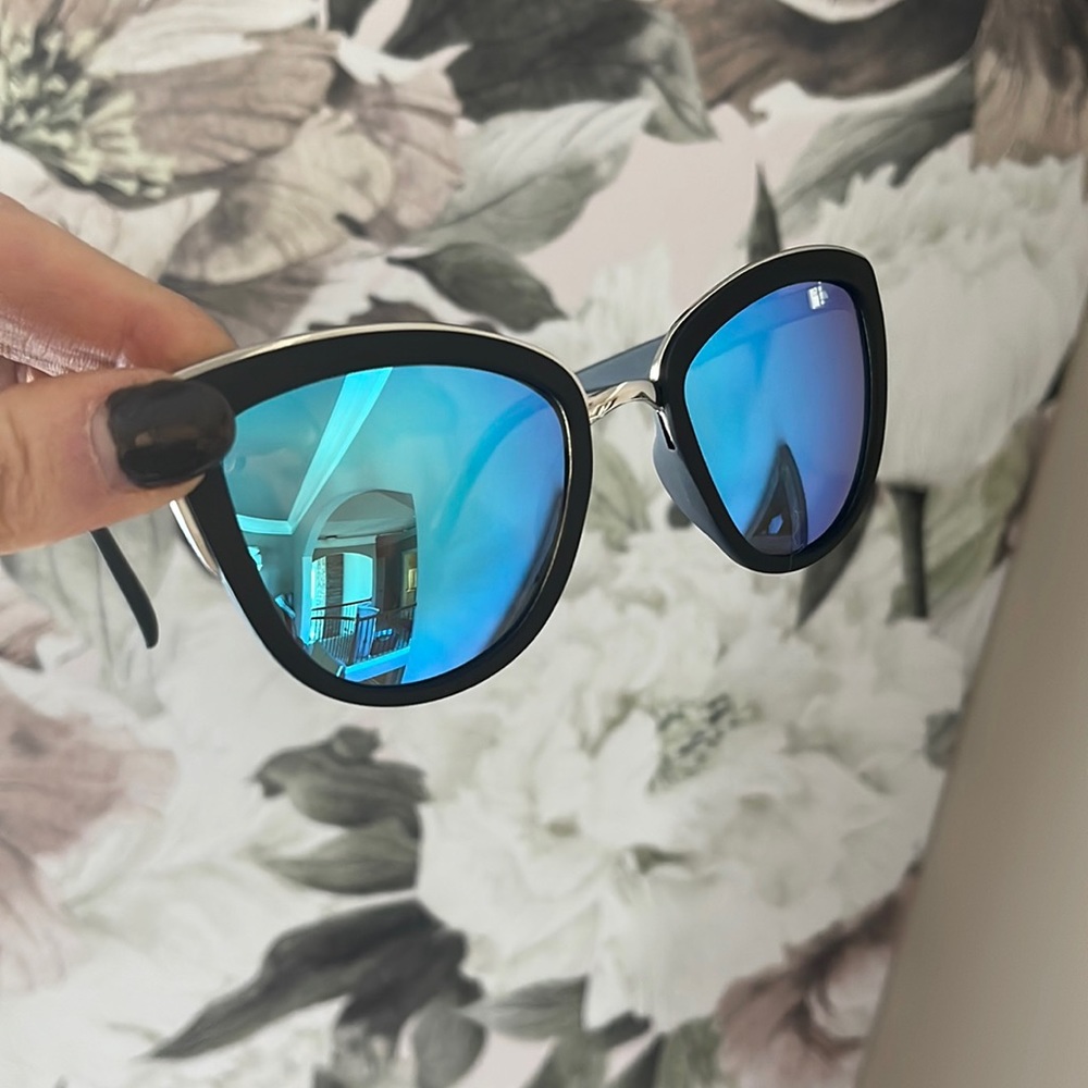 Quay Australia blue framed sunglasses NWT